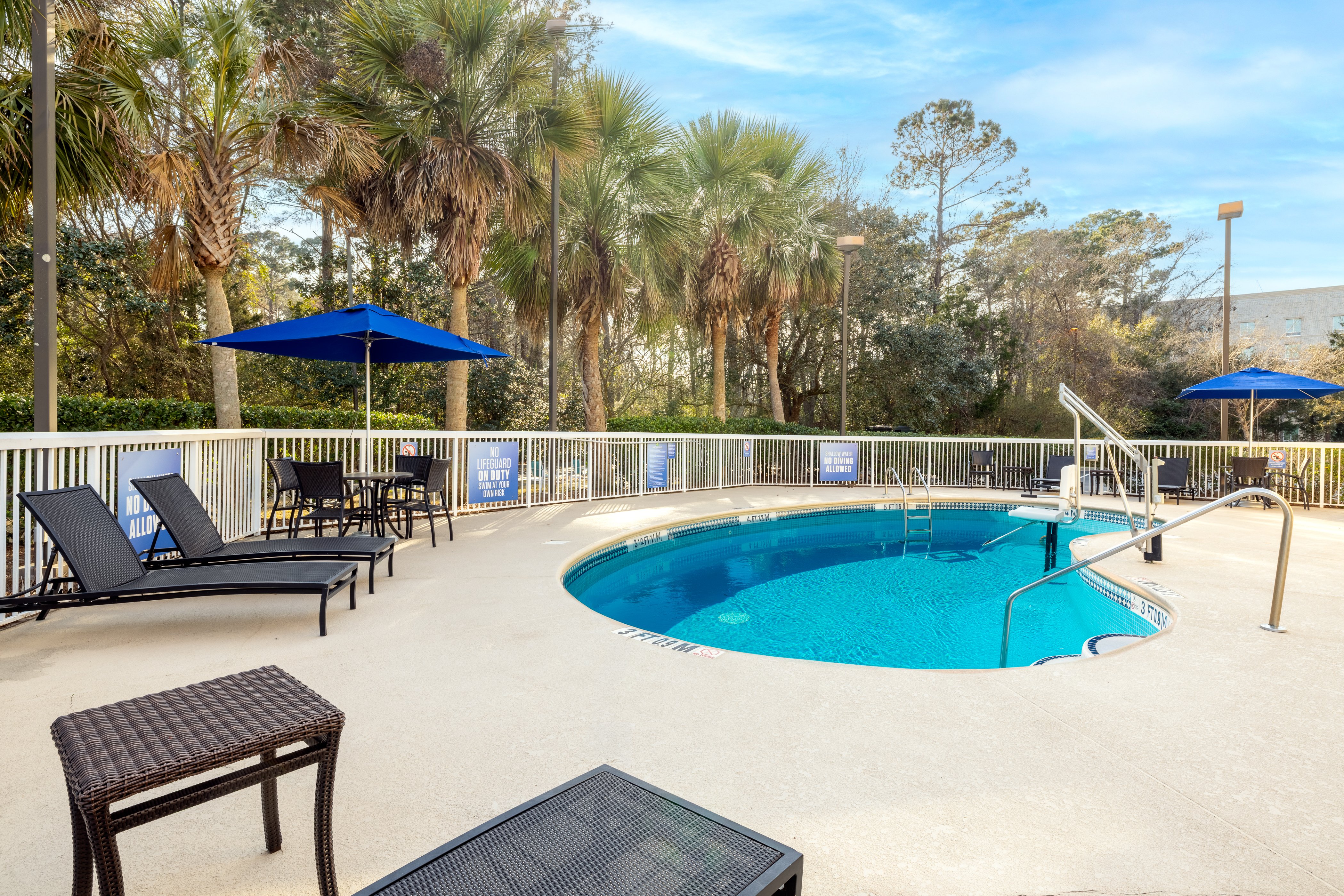 Holiday Inn Express Charleston US Hwy 17 & I-526 70/77