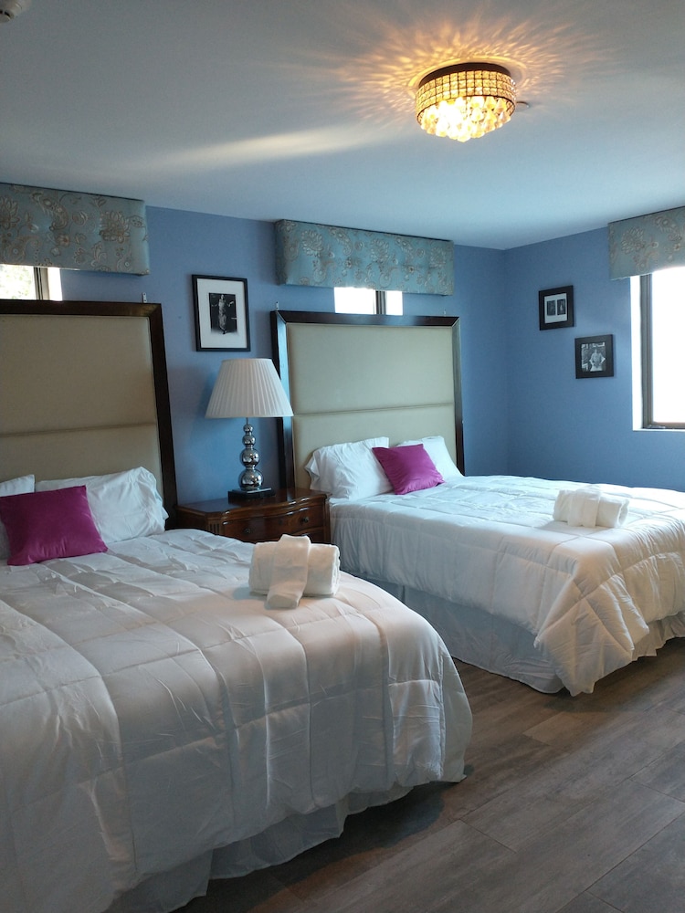 COMFORT, 2 QUEEN BEDS