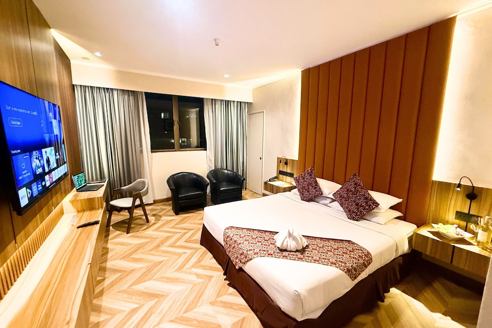 DELUXE, KING BED