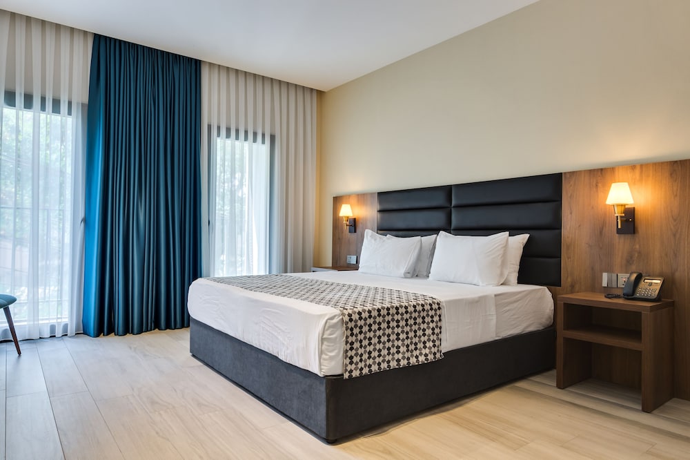 DELUXE, DOUBLE BED