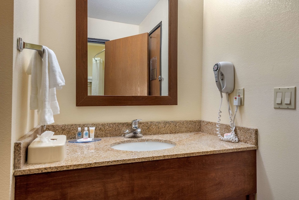 Comfort Inn Warren I-69 13/30