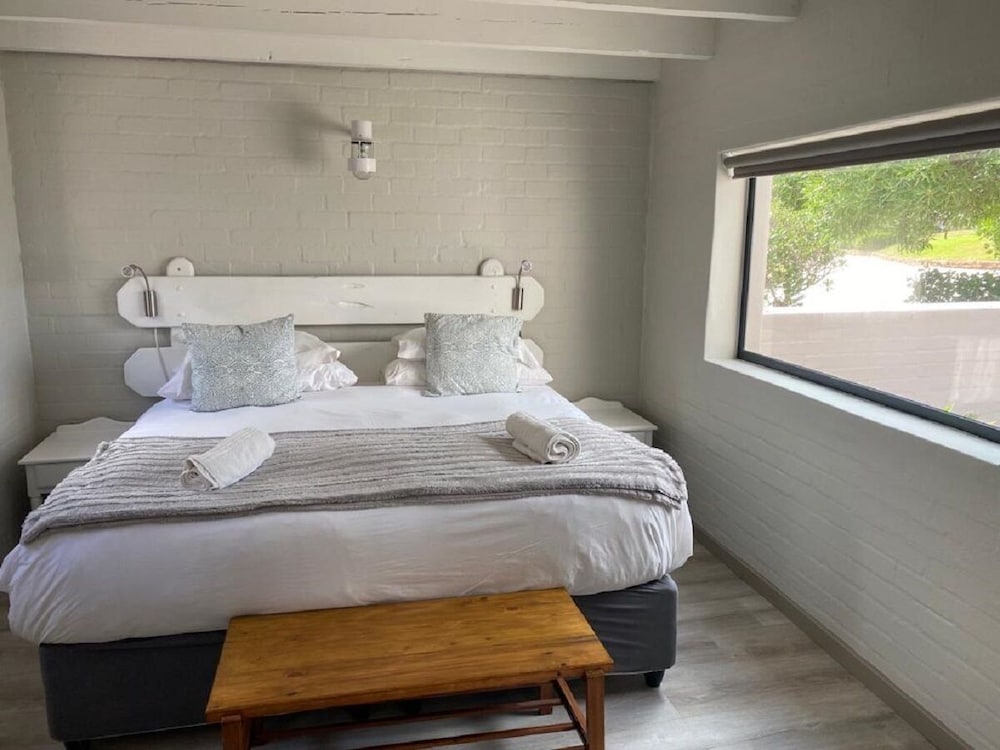 Elite, Cottage, 1 Double and 4 Single Beds