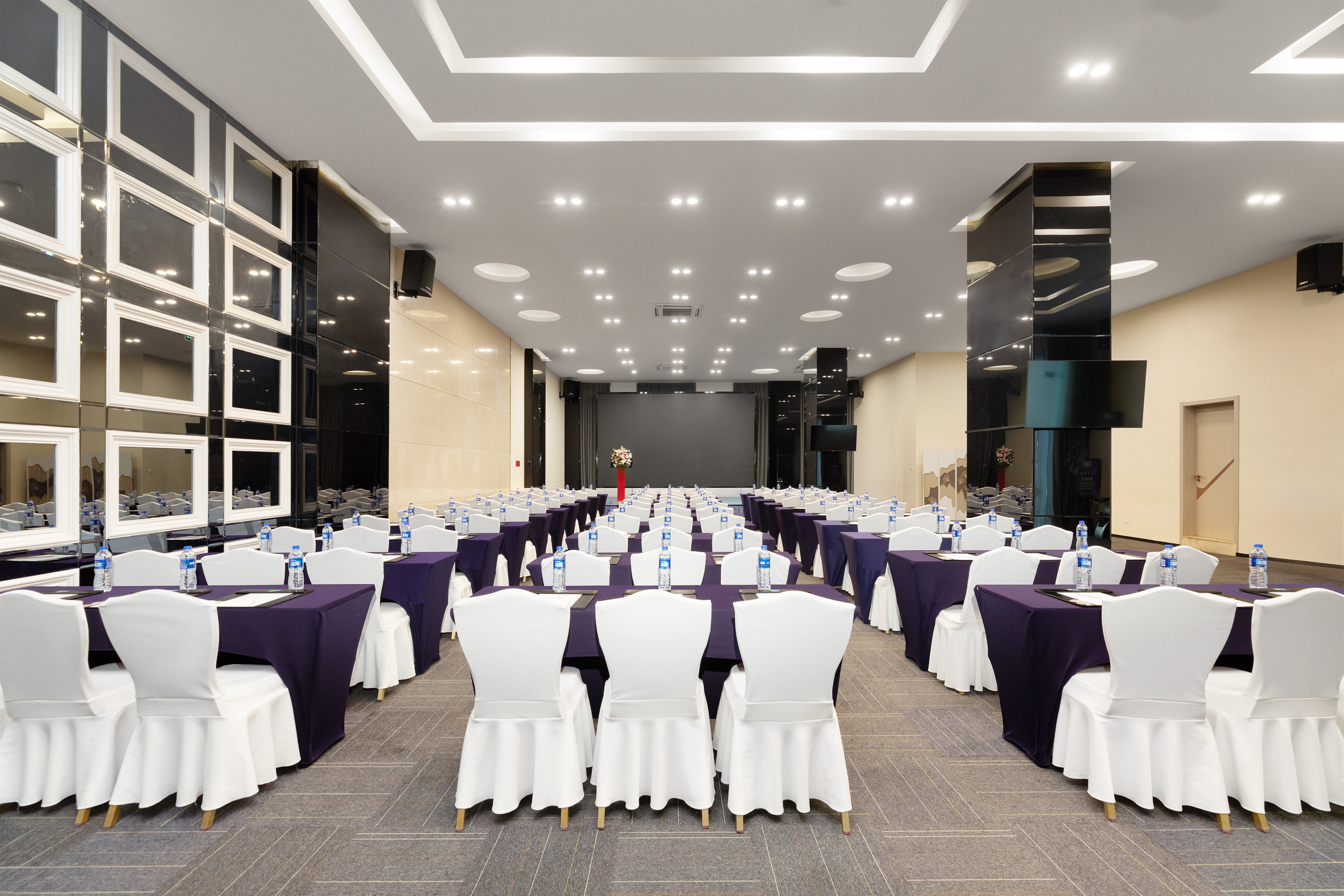 HOLIDAY INN EXPRESS CHENGDU WUHOU 38/48