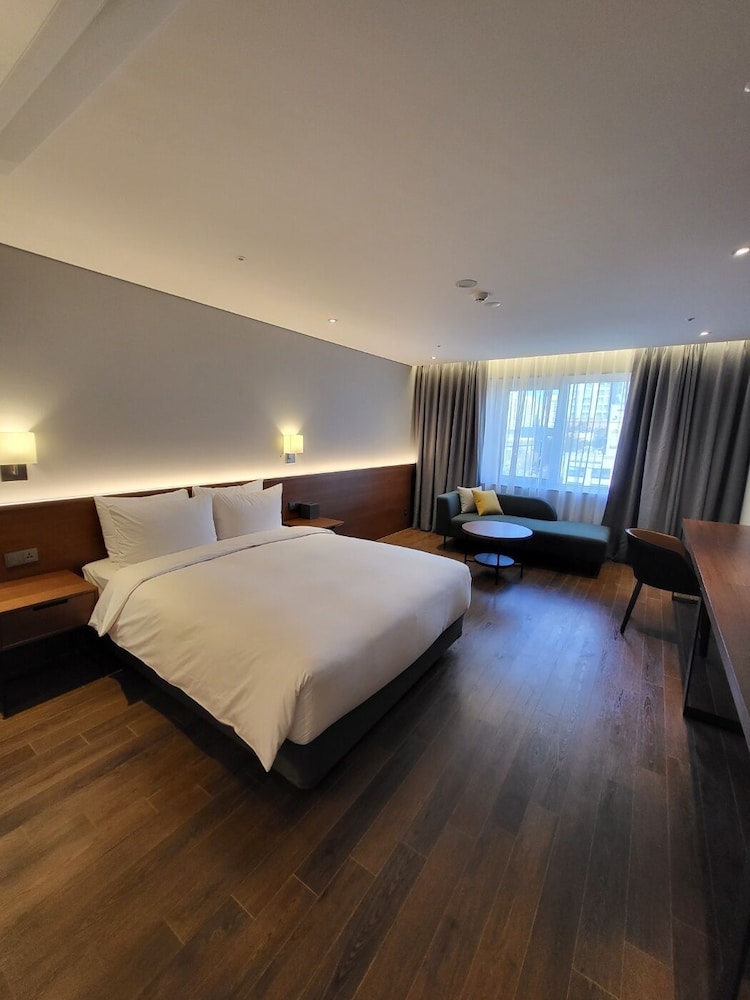 DELUXE, DOUBLE BED