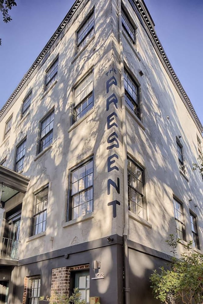 The Present Hotel 4/50