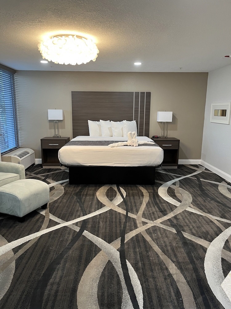 Presidential, King Bed, Pool View