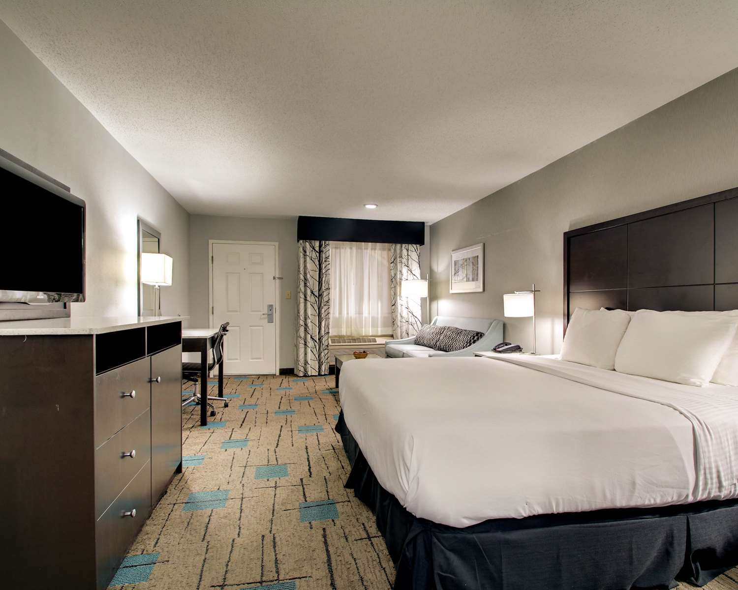 1 King Bed - Suite, Nsmk, Hot Tub, Sofa-Bed