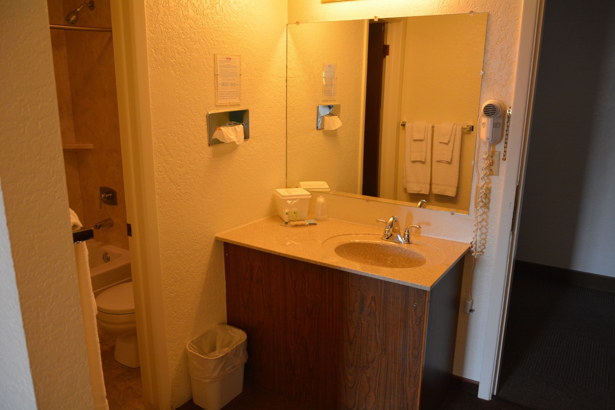 غرفة بسريرين كوين، Locomotive Inn 6/6
