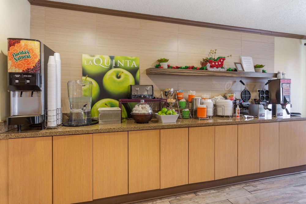 La Quinta Inn & Suites by Wyndham Chicago Tinley Park 36/47