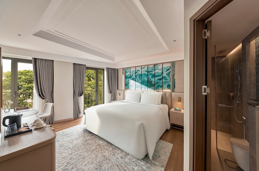 Junior Suite, King Bed, City View, Balcony, La Siesta Premium Lakeside 3/5