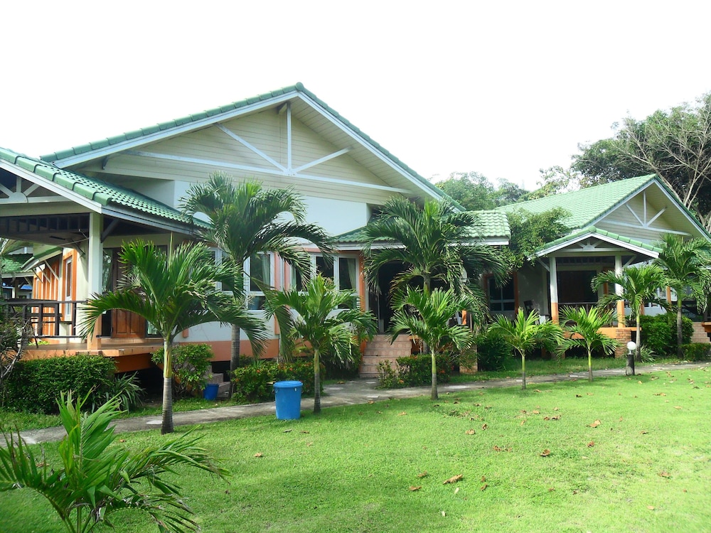 Lanta Palm Beach Resort 60/60