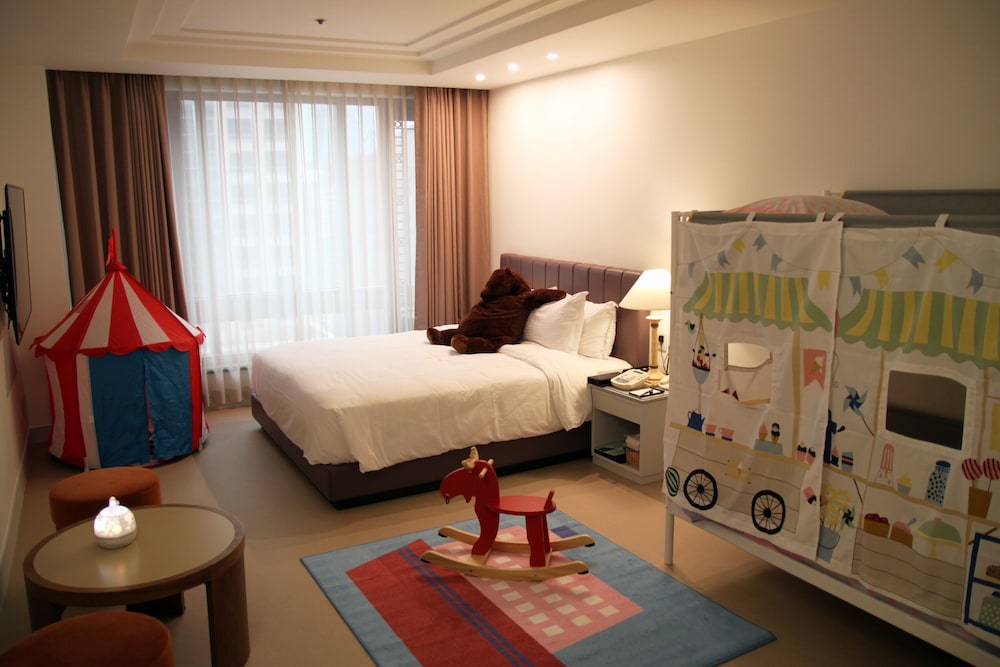 Koreana Hotel 9/64