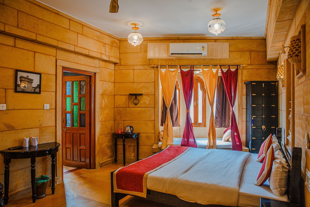 Vista Rooms at Patwa Haveli Road 18/63
