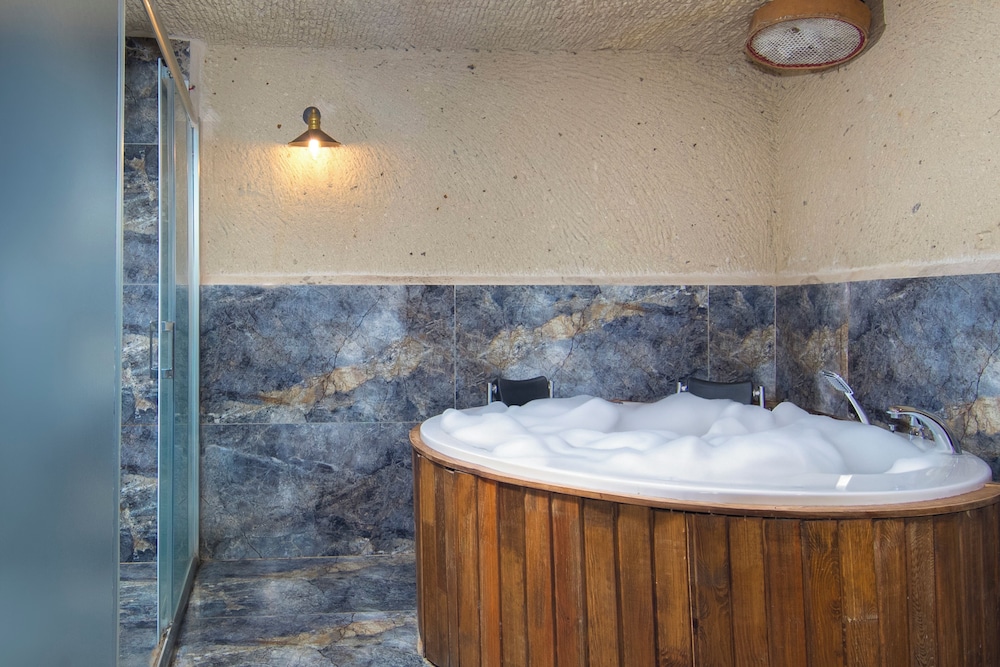 Cappa Via Cave Hotel 20/38