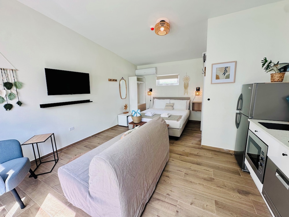 STUDIO, SUITE, PRIVATE POOL