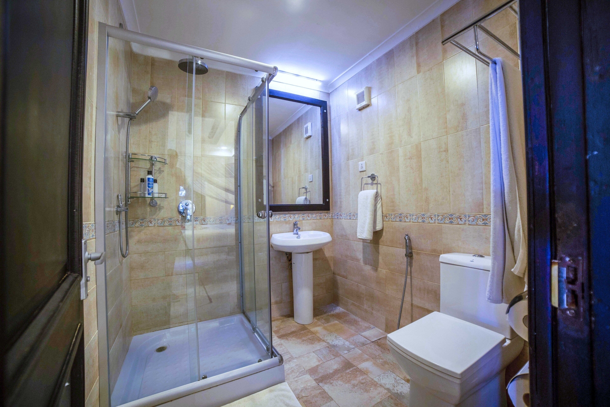 2 BEDROOMS, QUADRUPLE