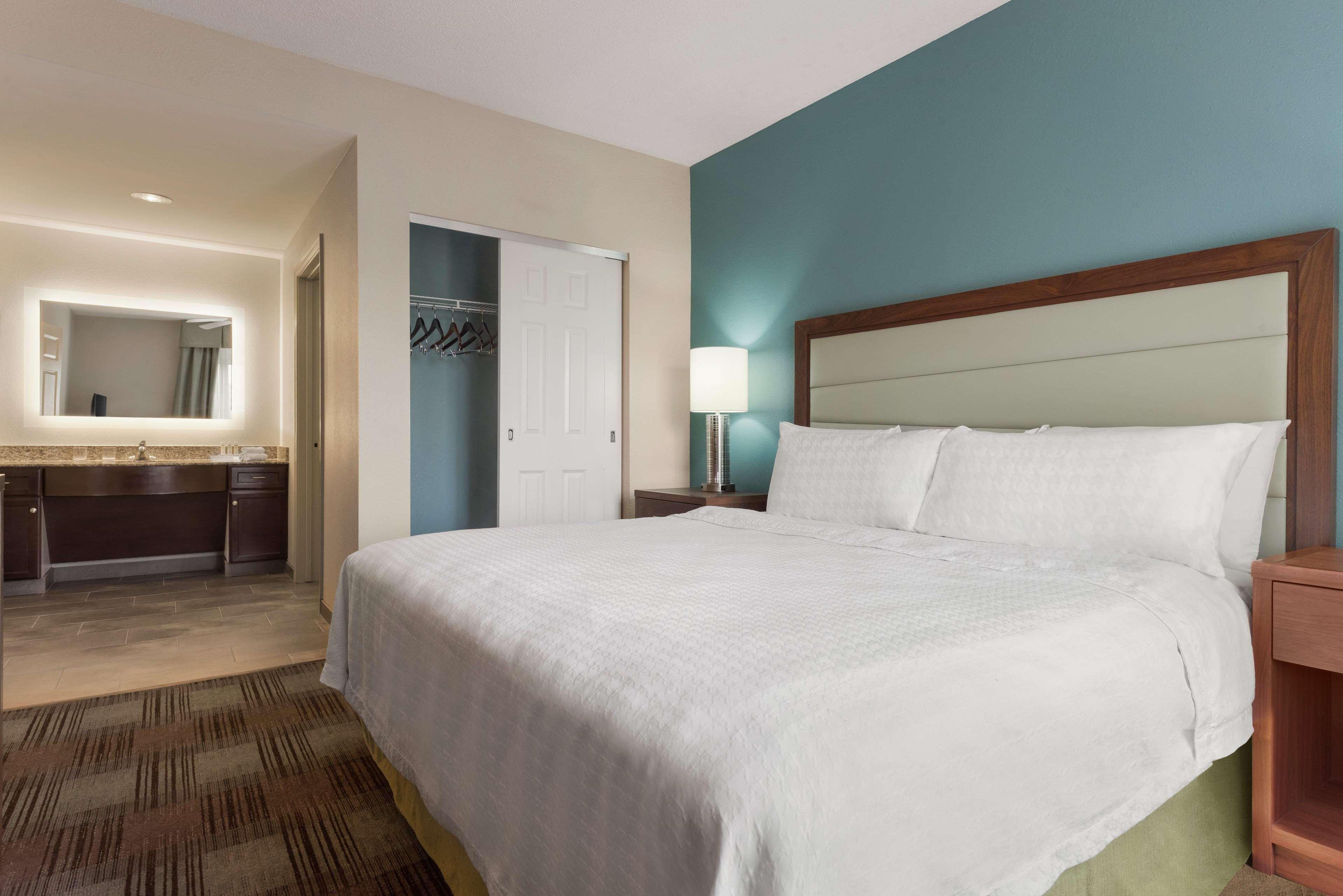 2 Bedrooms, Suite, King Bed, 2 Queen Beds, 2 Bathrooms