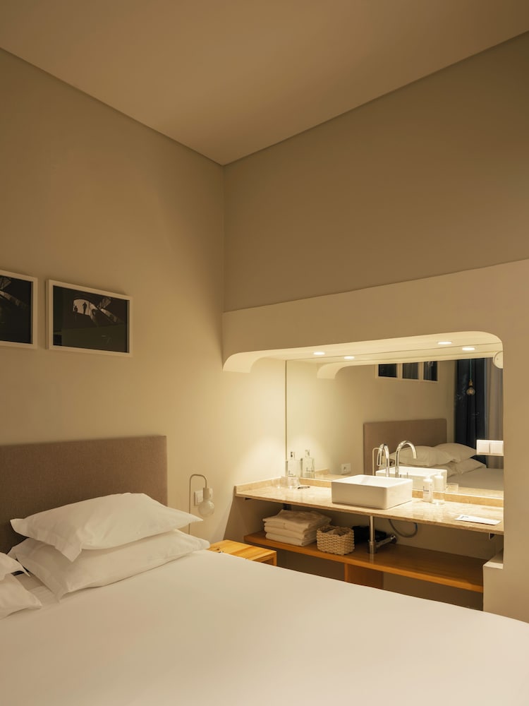 ROOM, INTERIOR VIEW, SMALL