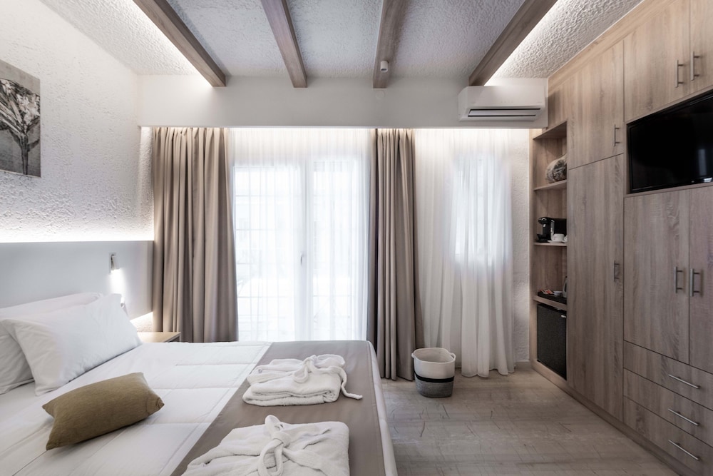 2 Bedrooms, Deluxe, Double and Twin Beds, 2 Bathrooms