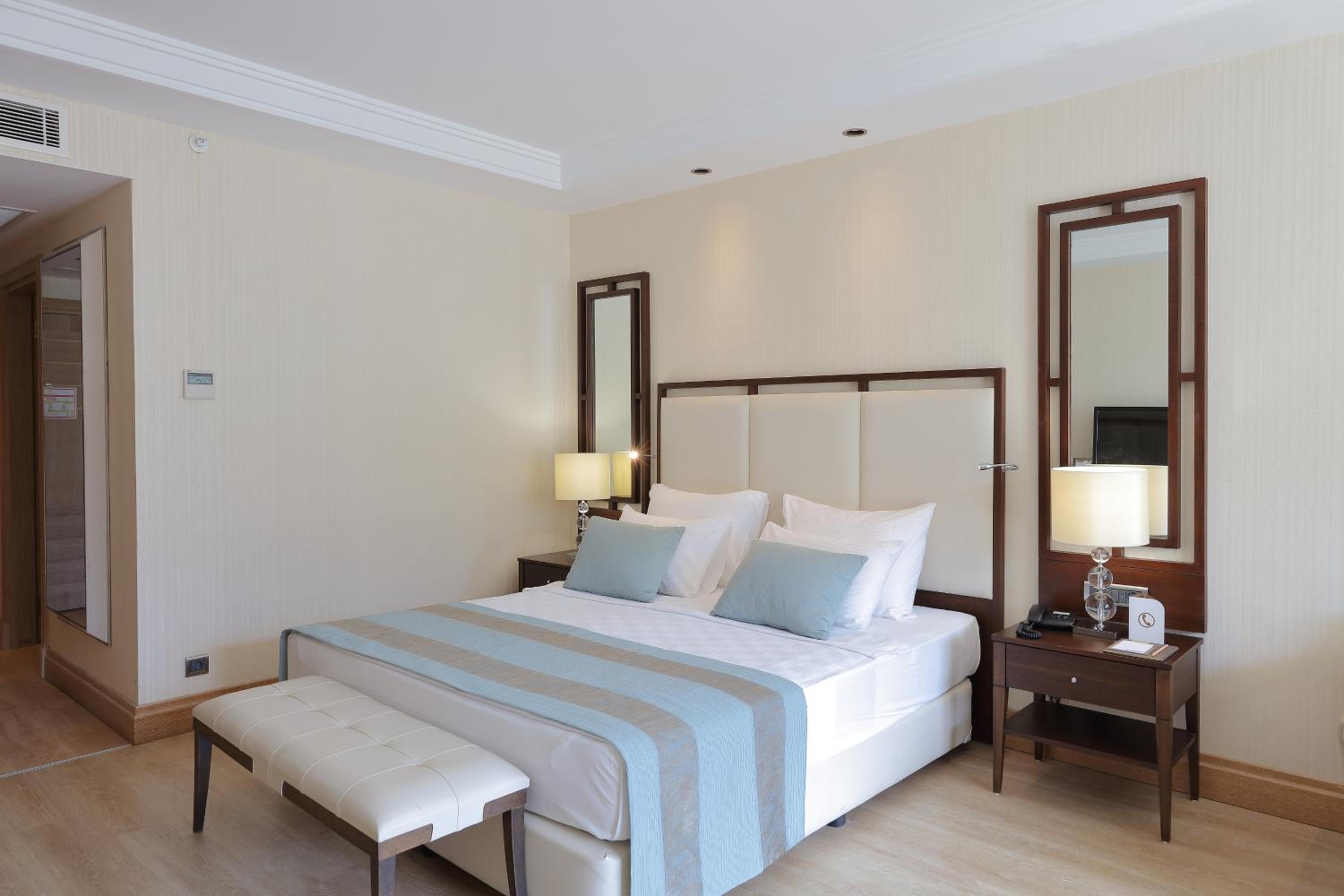 Deluxe, Double Bed, Land View