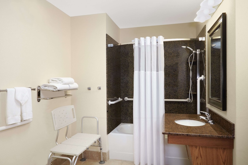 Staybridge Suites Milwaukee Airport South 18/53