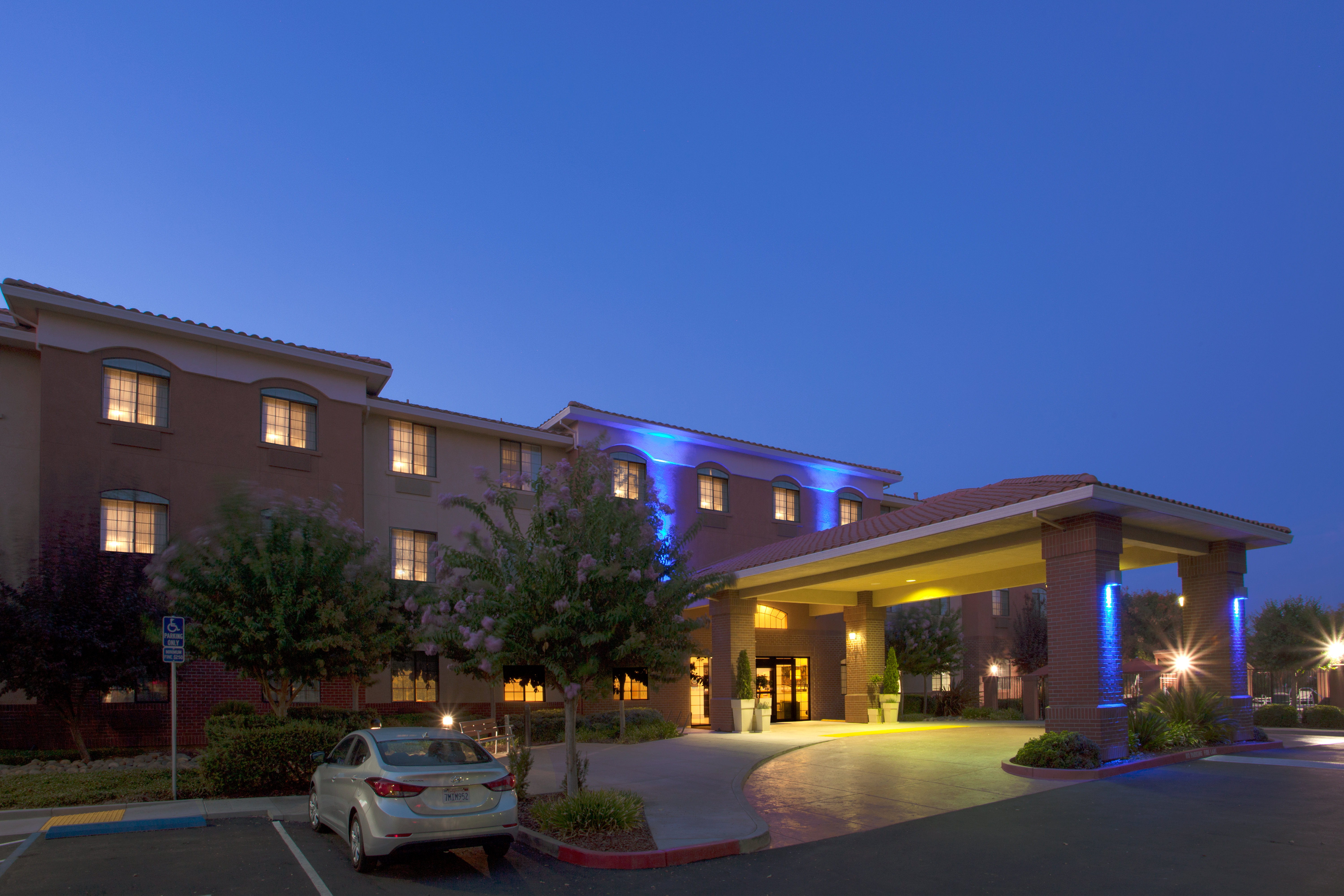Holiday Inn Express Suites Davis University Area 3/27
