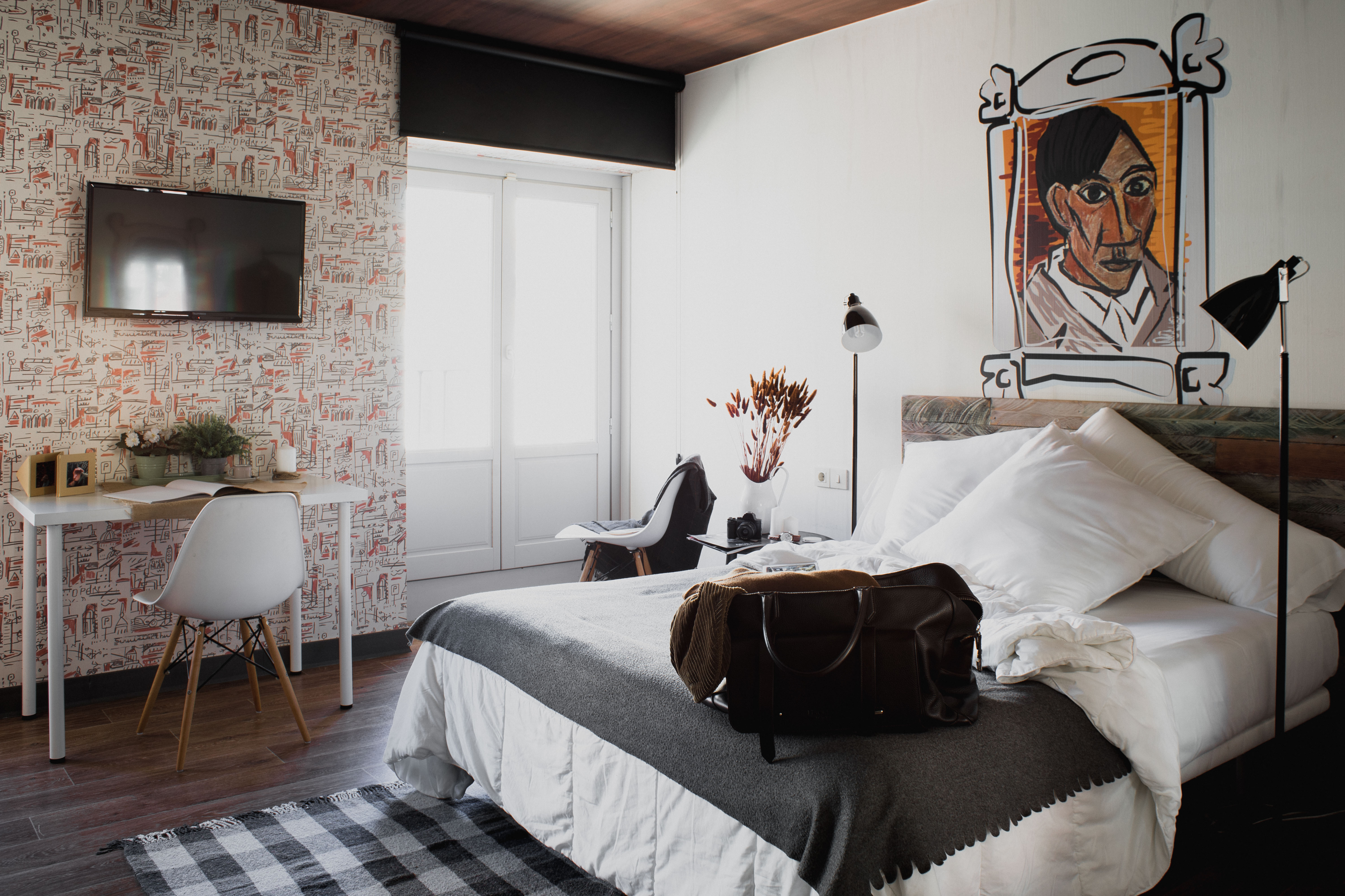 غرفة سوبيريور بسرير مزدوج بشرفة، room00 Chueca Hostel 2/3