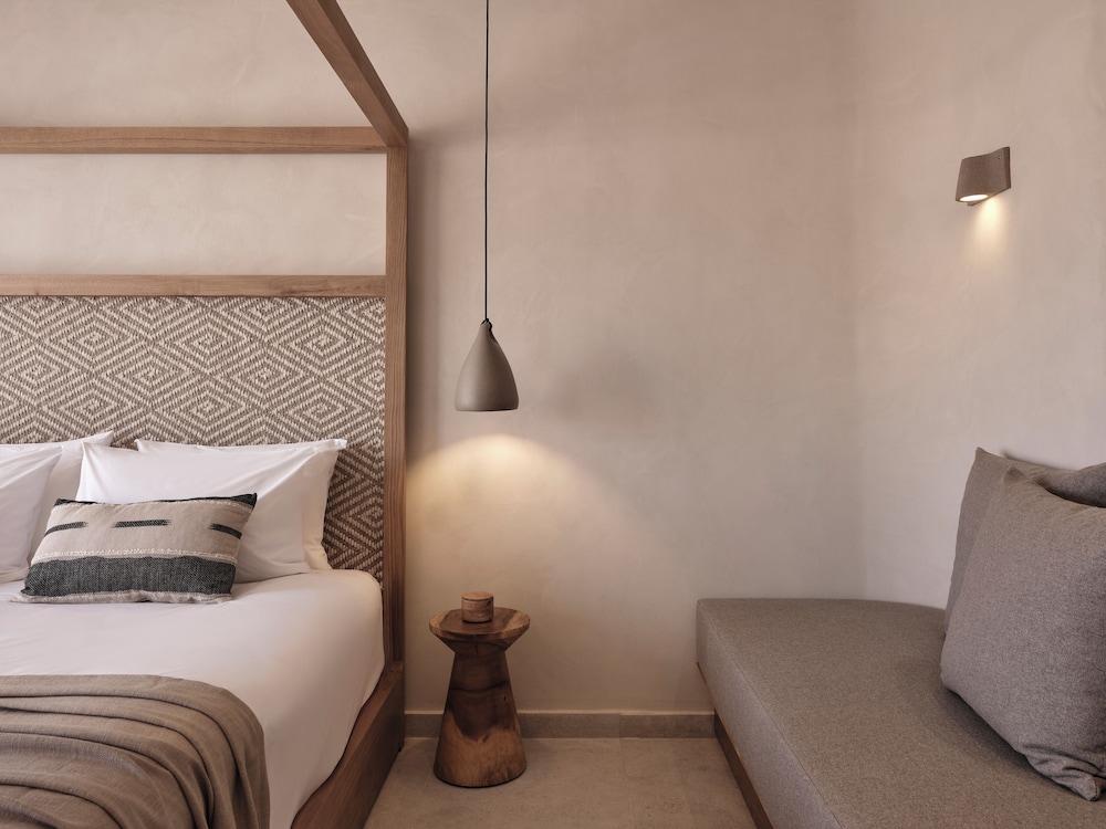 غرفة فاخرة بسرير كوين بإطلالة على المسبح مع أريكة، Stella Blue Seaside Resort 7/7