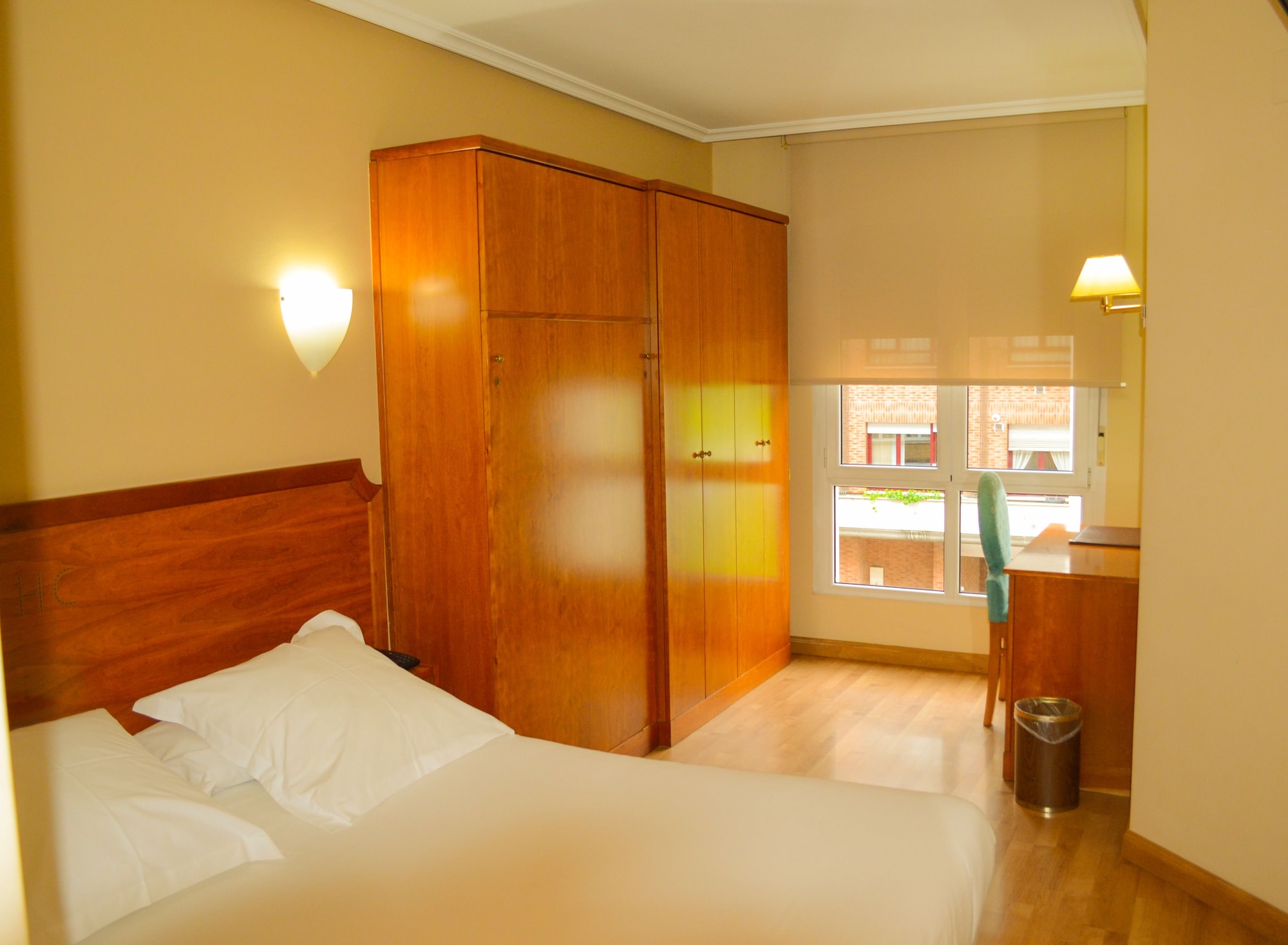ROOM, DOUBLE BED