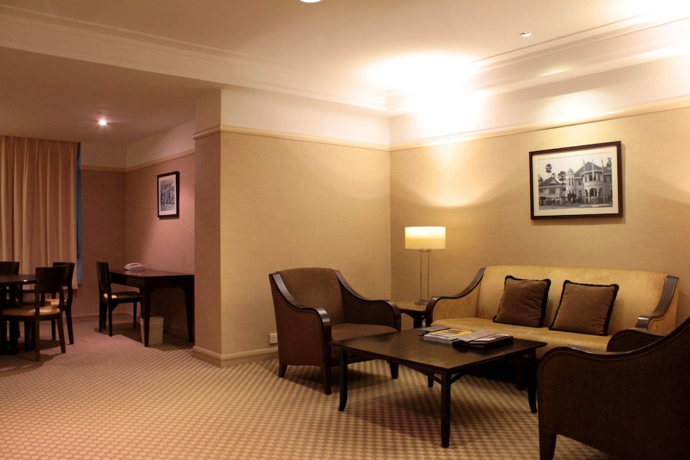 Pacific Regency Hotel Suites 54/70