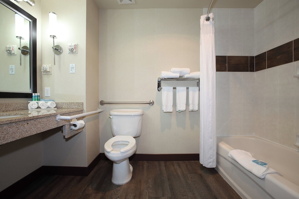 غرفة قياسية بسرير كينج مع أريكة، Holiday Inn Express Vernon 9/9