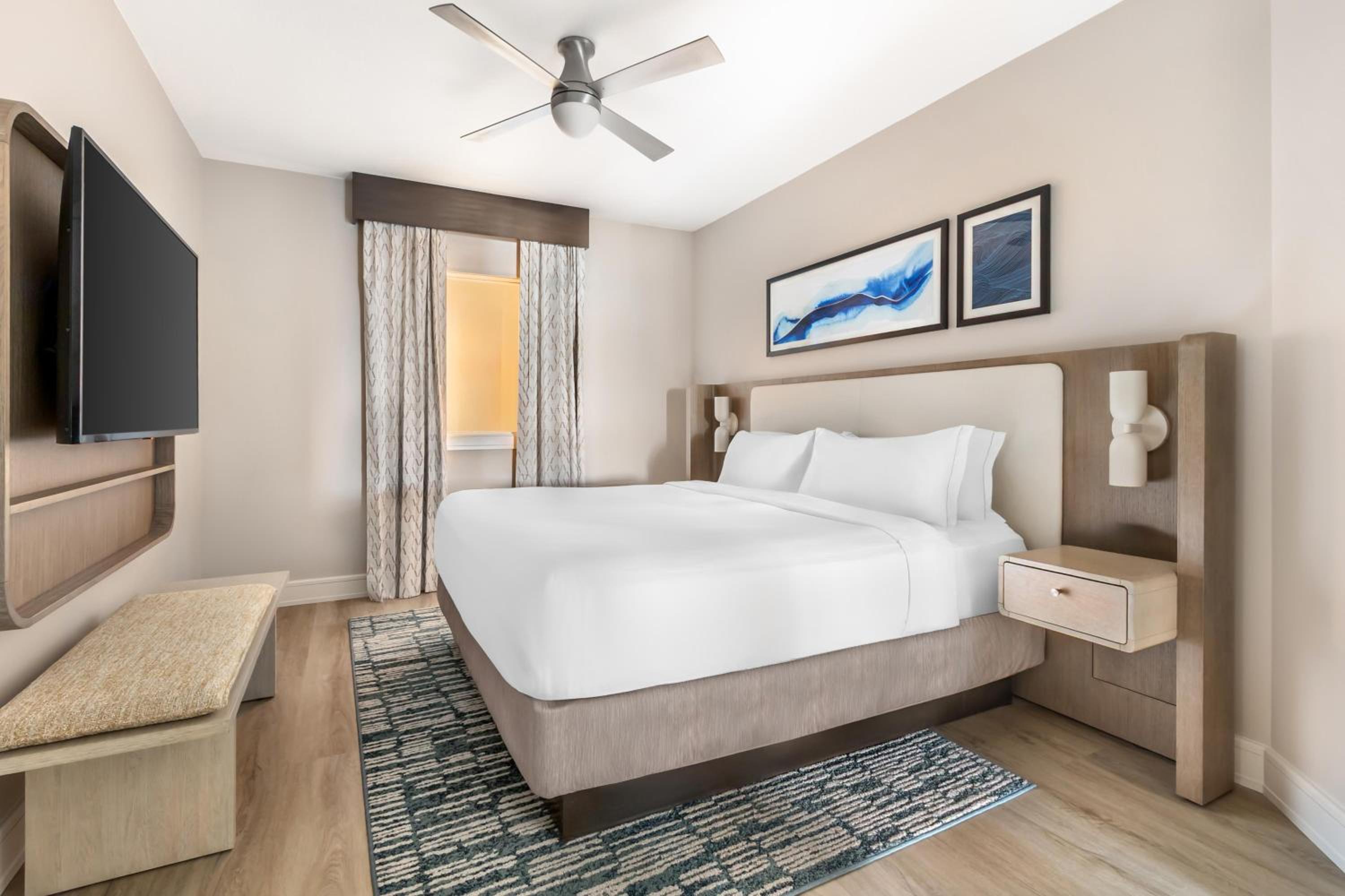 1 Bedroom, Suite, King Bed, Ocean Front, Sofa, Accessible