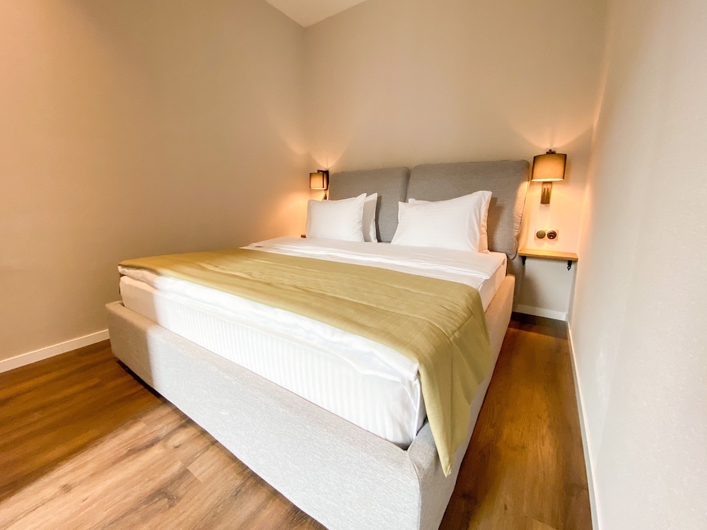 EXECUTIVE, SUITE