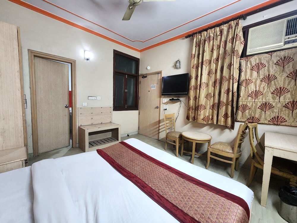 Oyo Rooms 760 Karol Bagh Metro Station 28/50