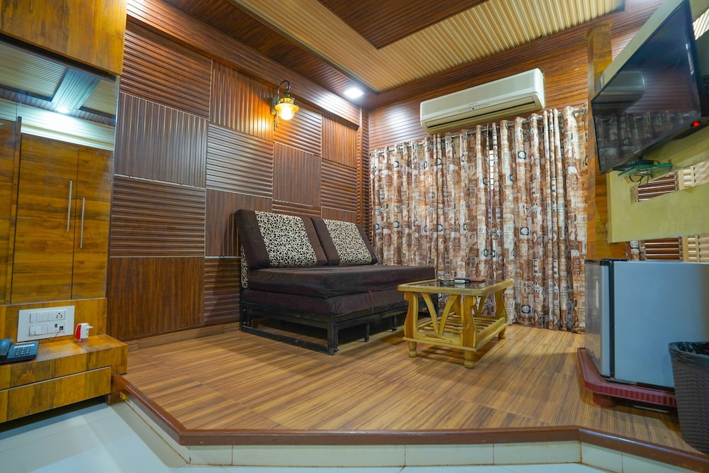 HOTEL KUMAR PLAZA 25/50