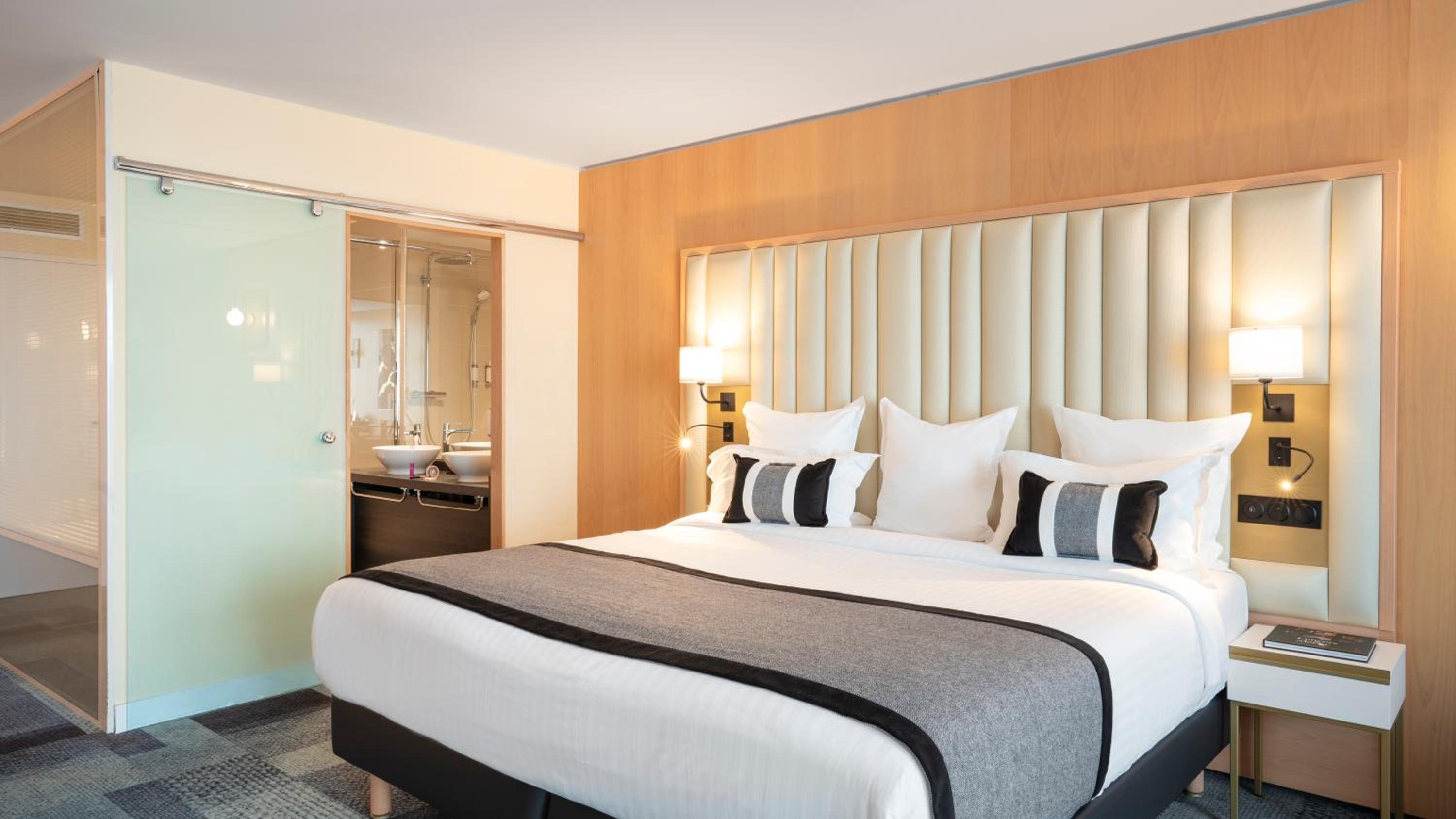 Executive, Suite, Queen Bed