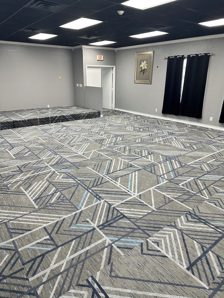 Studio6 Claremore, OK 33/45