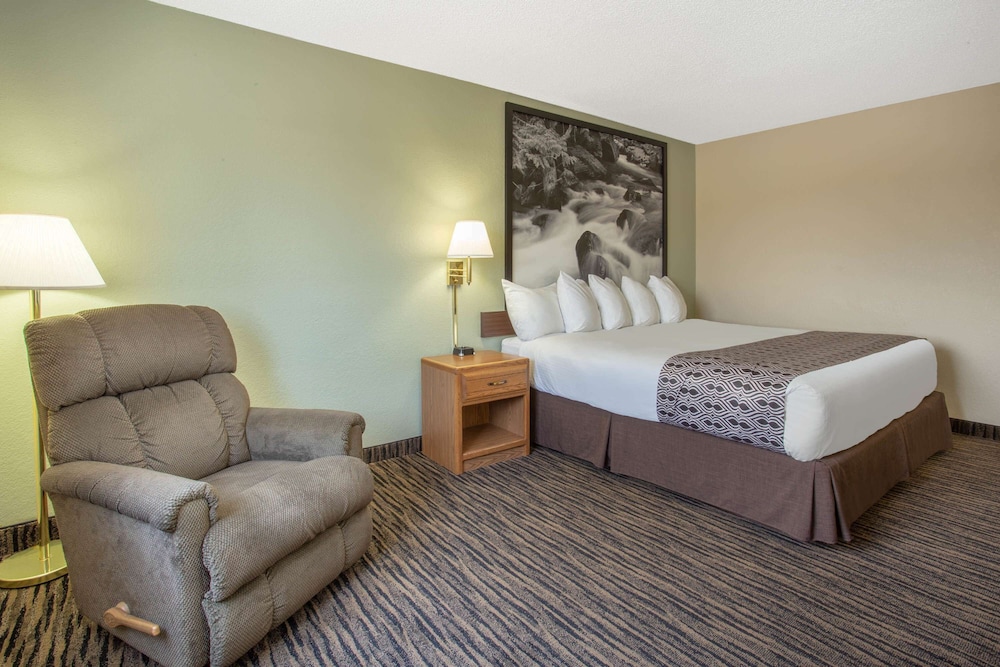 Super 8 by Wyndham Lewistown 26/51