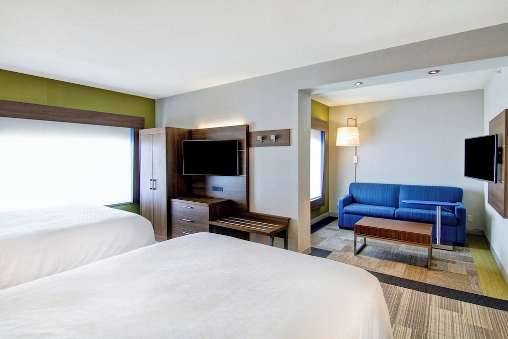 Suite, 2 Queen Beds, Extra Floor Space, Sofa