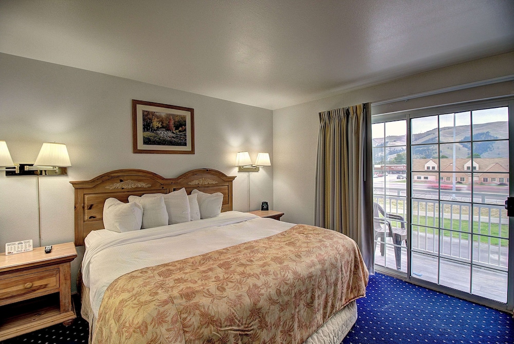 Efficiency, Suite, King Bed