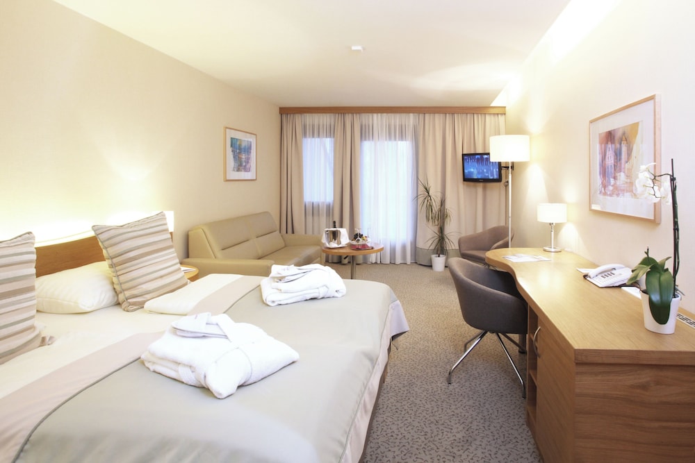 Comfort, Quadruple, King Bed, Garden View, 2 Sofa, Balcony