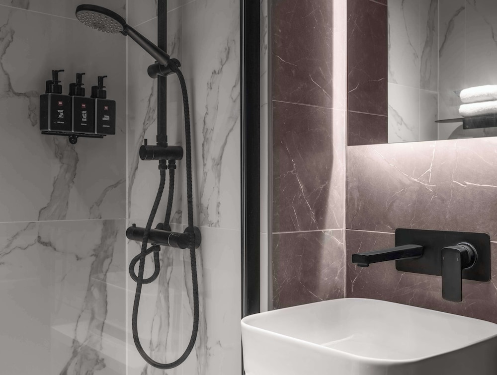 Radisson RED London Gatwick Airport 23/24