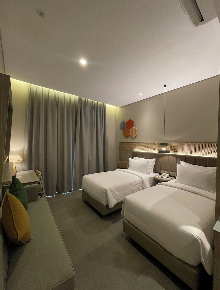ULTIMATE, DELUXE, TWIN BEDS, POOL VIEW