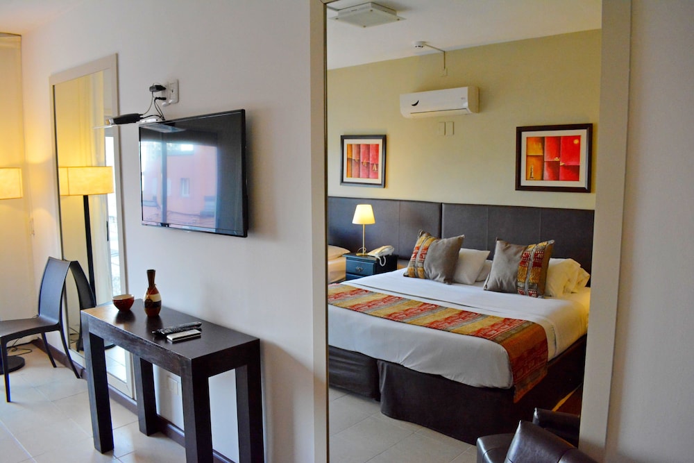 De La Plaza Hotel 47/54