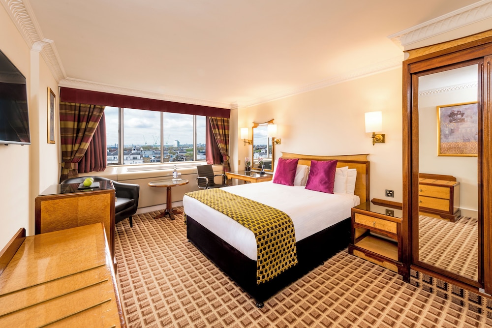 CLUB, TWIN BEDS