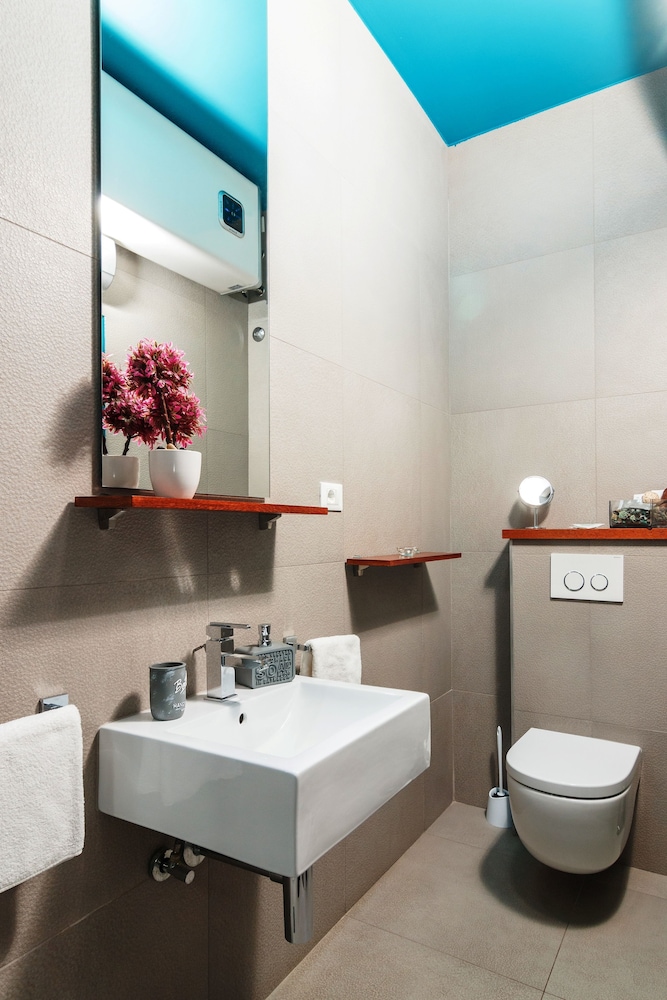 Riva Luxury Rooms 77/79