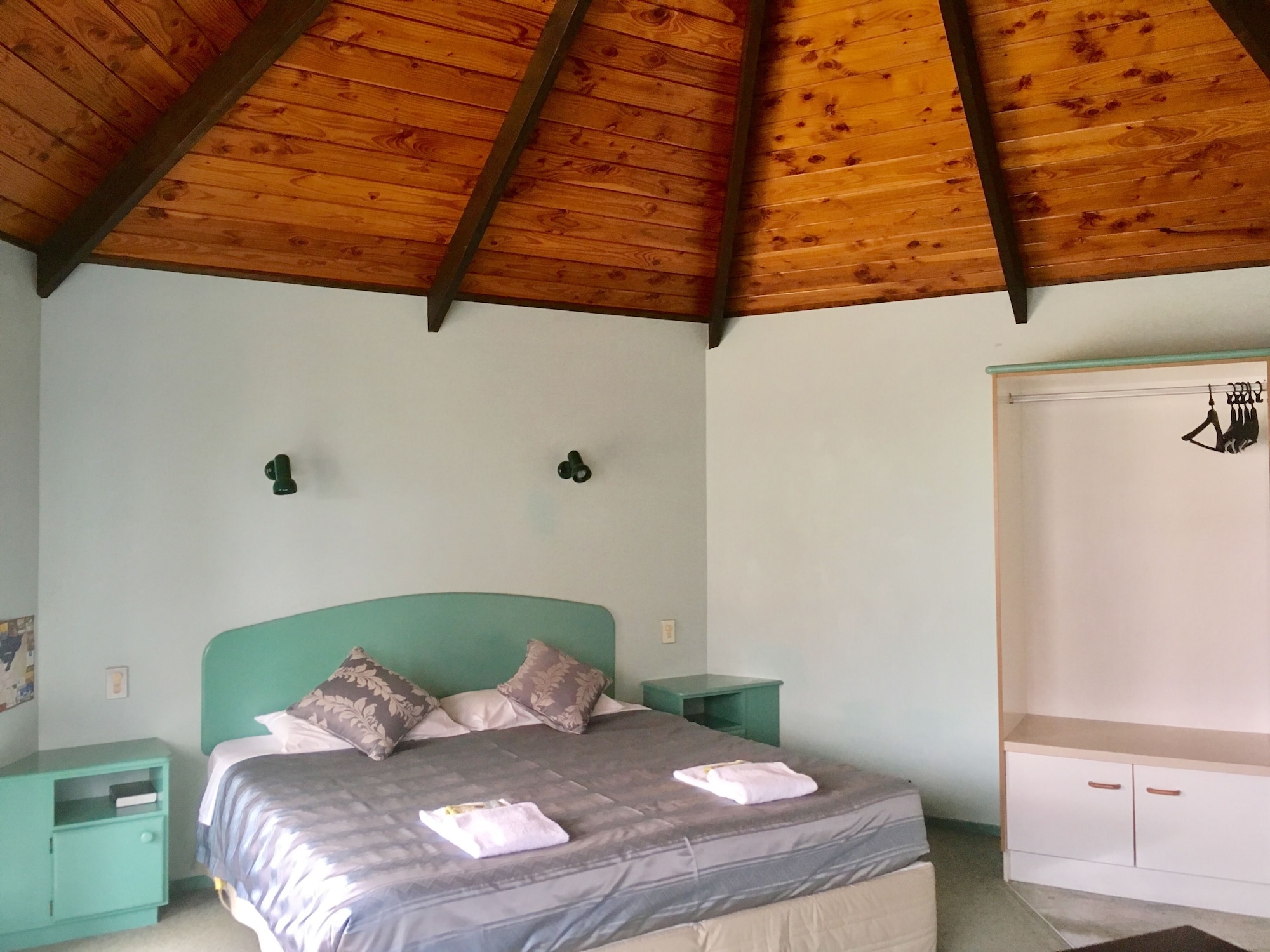 STUDIO, KING BED, HOT TUB
