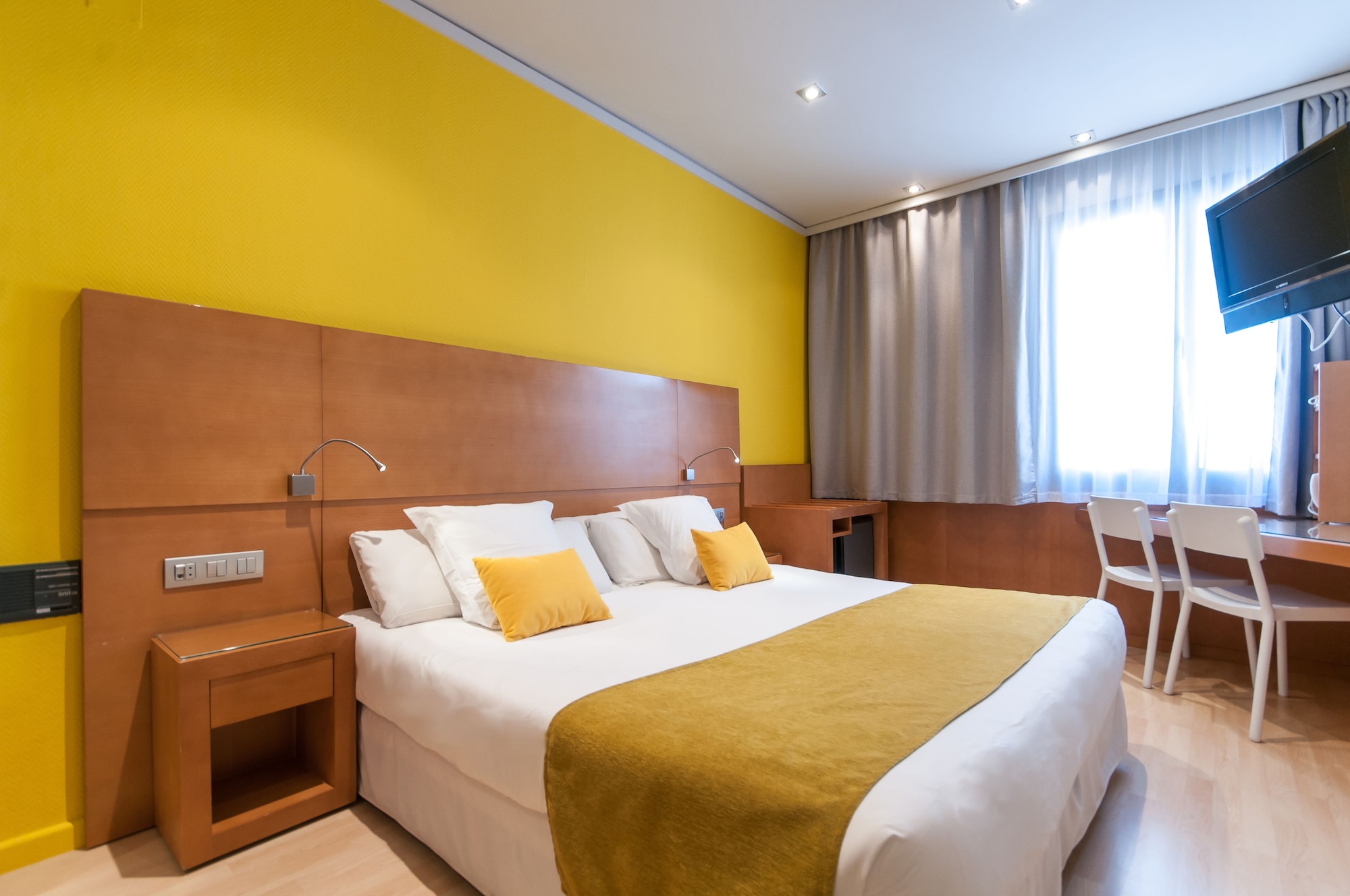 DELUXE, DOUBLE OR TWIN BED