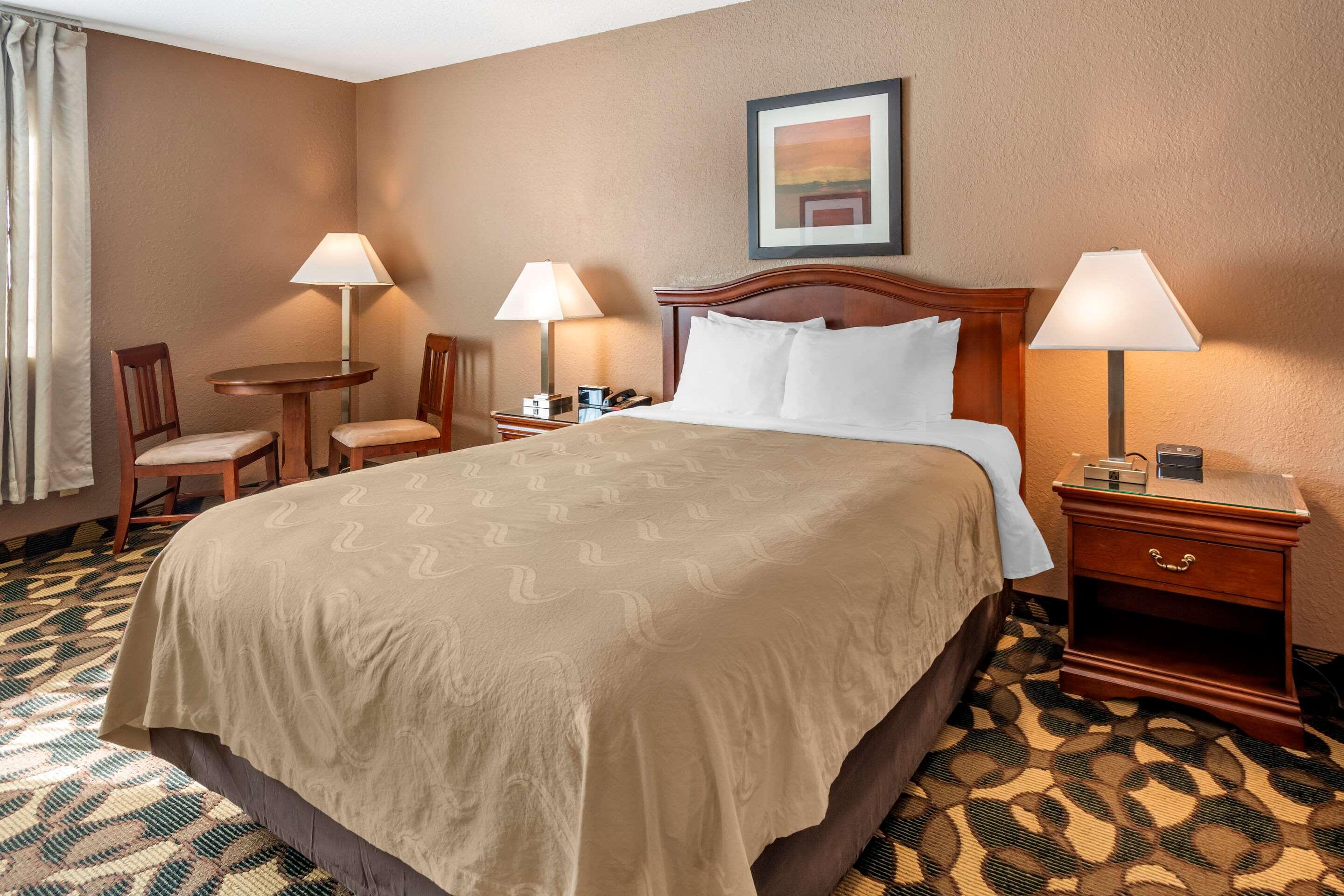 غرفة بسرير كوين، Quality Inn Paradise Creek 2/3