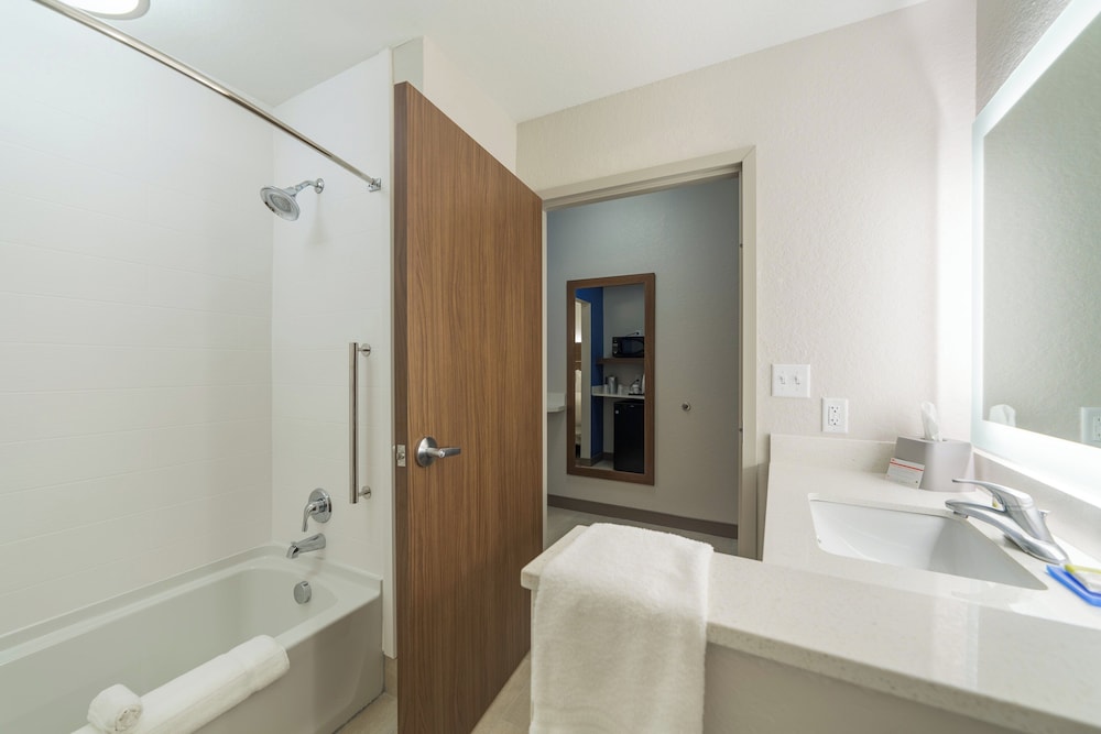 جناح بسرير كينج مع أريكة، Holiday Inn Express And Suites San Marcos South 2/6